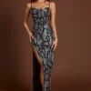 Vestido con cuello vuelto y aberturas decorado «Velia» en serpiente plateada Vestido con cuello vuelto y aberturas decorado «Velia» en serpiente plateada