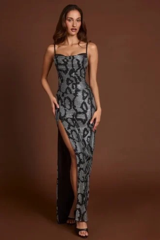 Vestido con cuello vuelto y aberturas decorado «Velia» en serpiente plateada