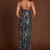 Vestido con cuello vuelto y aberturas decorado «Velia» en serpiente plateada Vestido con cuello vuelto y aberturas decorado «Velia» en serpiente plateada
