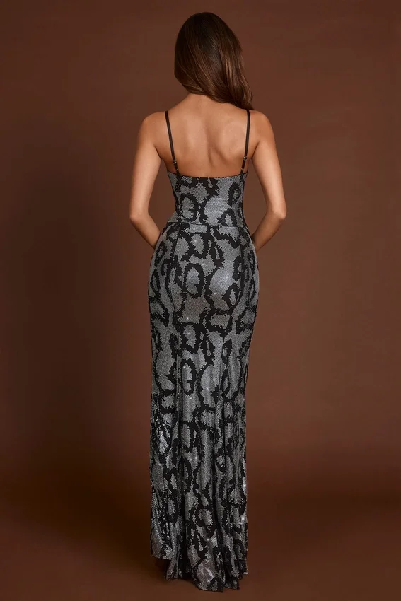Vestido con cuello vuelto y aberturas decorado «Velia» en serpiente plateada Vestido con cuello vuelto y aberturas decorado «Velia» en serpiente plateada