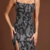 Vestido con cuello vuelto y aberturas decorado «Velia» en serpiente plateada Vestido con cuello vuelto y aberturas decorado «Velia» en serpiente plateada