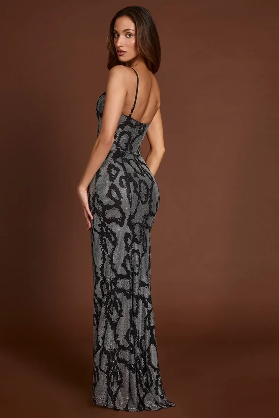 Vestido con cuello vuelto y aberturas decorado «Velia» en serpiente plateada Vestido con cuello vuelto y aberturas decorado «Velia» en serpiente plateada