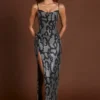 Vestido con cuello vuelto y aberturas decorado «Velia» en serpiente plateada Vestido con cuello vuelto y aberturas decorado «Velia» en serpiente plateada