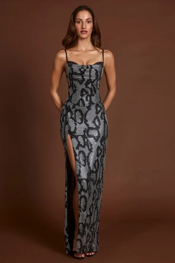 Vestido con cuello vuelto y aberturas decorado «Velia» en serpiente plateada Vestido con cuello vuelto y aberturas decorado «Velia» en serpiente plateada
