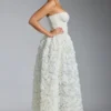 Vestido corsé con apliques florales y adornos Camellia en blanco