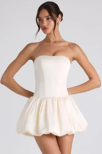 Vestido corsé con bajo abullonado y cordones Fabiola en color marfil