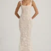 Vestido corsé con escote redondeado y apliques decorativos Vasanta en blanco Vestido corsé con escote redondeado y apliques decorativos Vasanta en blanco