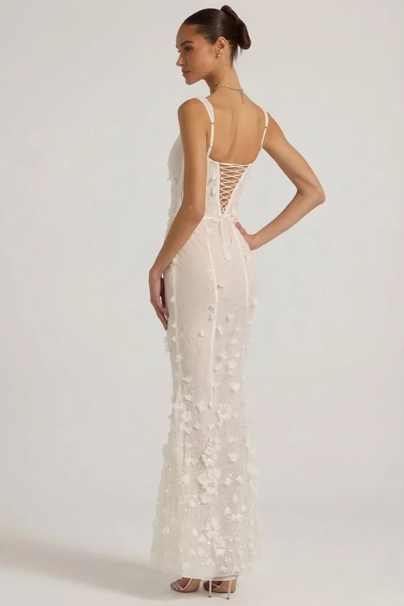 Vestido corsé con escote redondeado y apliques decorativos Vasanta en blanco Vestido corsé con escote redondeado y apliques decorativos Vasanta en blanco