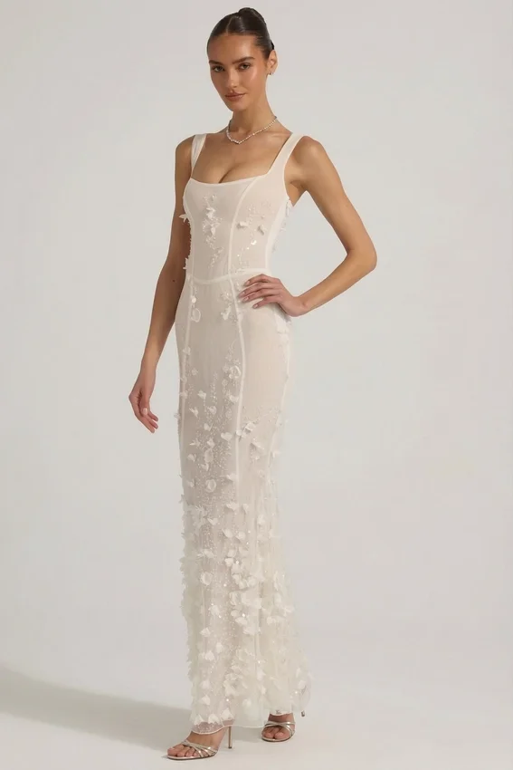 Vestido corsé con escote redondeado y apliques decorativos Vasanta en blanco Vestido corsé con escote redondeado y apliques decorativos Vasanta en blanco
