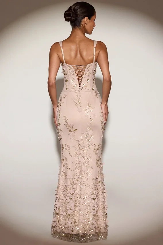 Vestido corsé con escote redondeado y apliques decorativos Vasanta en dorado Vestido corsé con escote redondeado y apliques decorativos Vasanta en dorado