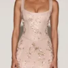 Vestido corsé con escote redondeado y apliques decorativos Vasanta en dorado Vestido corsé con escote redondeado y apliques decorativos Vasanta en dorado