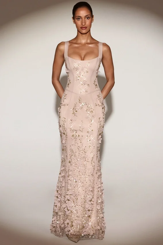 Vestido corsé con escote redondeado y apliques decorativos Vasanta en dorado Vestido corsé con escote redondeado y apliques decorativos Vasanta en dorado