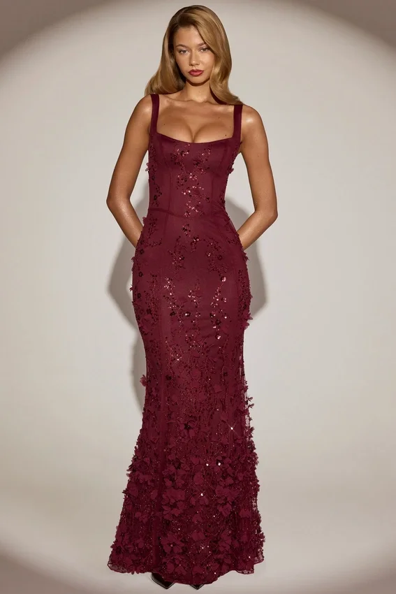 Vestido corsé con escote redondeado y apliques decorativos Vasanta en rojo vino Vestido corsé con escote redondeado y apliques decorativos Vasanta en rojo vino