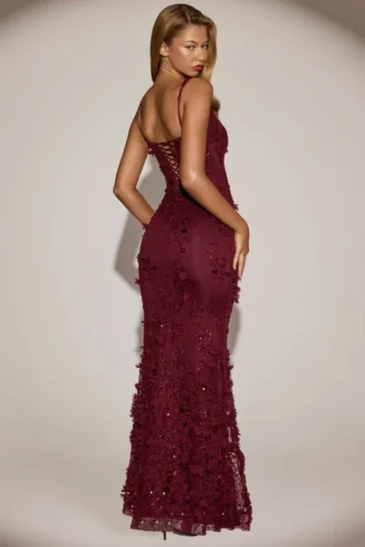 Vestido corsé con escote redondeado y apliques decorativos Vasanta en rojo vino