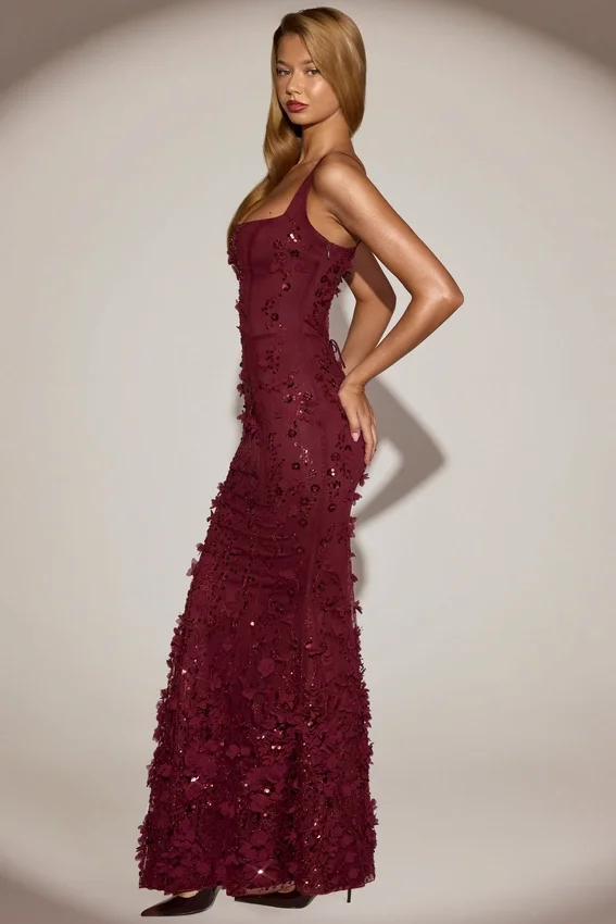 Vestido corsé con escote redondeado y apliques decorativos Vasanta en rojo vino Vestido corsé con escote redondeado y apliques decorativos Vasanta en rojo vino