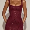 Vestido corsé con escote redondeado y apliques decorativos Vasanta en rojo vino Vestido corsé con escote redondeado y apliques decorativos Vasanta en rojo vino
