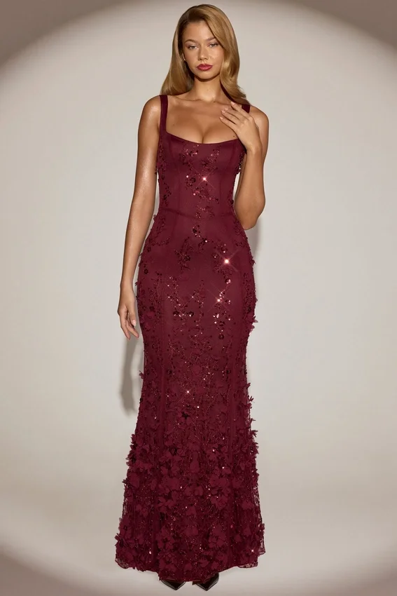 Vestido corsé con escote redondeado y apliques decorativos Vasanta en rojo vino Vestido corsé con escote redondeado y apliques decorativos Vasanta en rojo vino