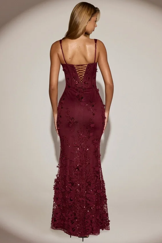 Vestido corsé con escote redondeado y apliques decorativos Vasanta en rojo vino Vestido corsé con escote redondeado y apliques decorativos Vasanta en rojo vino