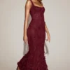 Vestido corsé con escote redondeado y apliques decorativos Vasanta en rojo vino Vestido corsé con escote redondeado y apliques decorativos Vasanta en rojo vino