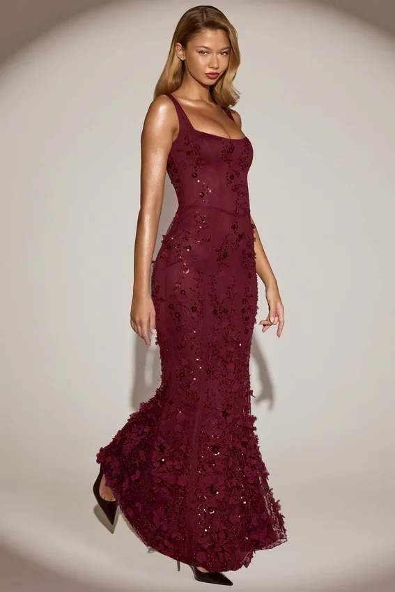 Vestido corsé con escote redondeado y apliques decorativos Vasanta en rojo vino Vestido corsé con escote redondeado y apliques decorativos Vasanta en rojo vino