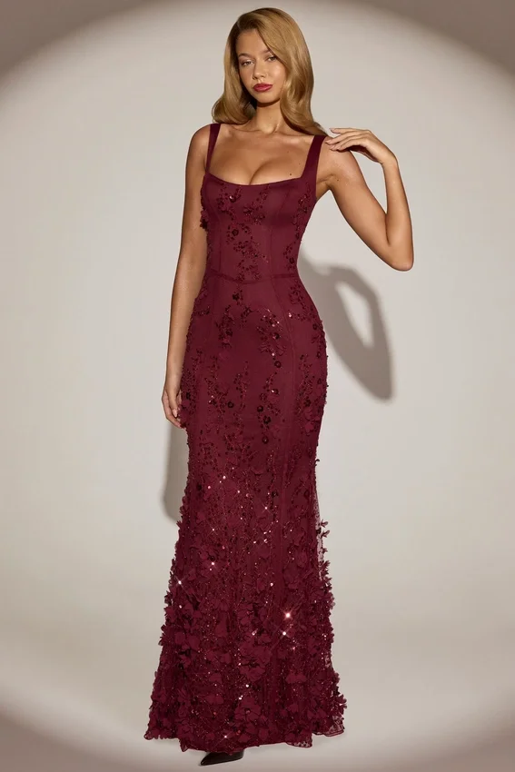 Vestido corsé con escote redondeado y apliques decorativos Vasanta en rojo vino Vestido corsé con escote redondeado y apliques decorativos Vasanta en rojo vino