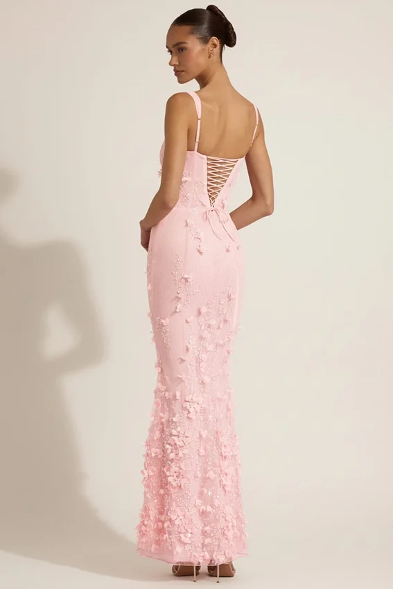 Vestido corsé con escote redondeado y apliques decorativos Vasanta en rosa Vestido corsé con escote redondeado y apliques decorativos Vasanta en rosa