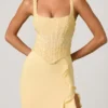 Vestido corsé con volantes decorados Robina en amarillo