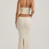 Vestido corsé drapeado con aberturas y adornos Saphira en blanco