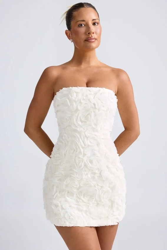 Vestido corto A-line con apliques florales Azaelea en blanco Vestido corto A-line con apliques florales Azaelea en blanco