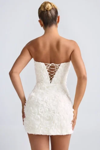 Vestido corto A-line con apliques florales Azaelea en blanco