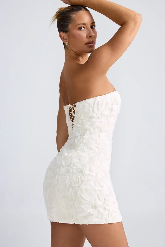 Vestido corto A-line con apliques florales Azaelea en blanco Vestido corto A-line con apliques florales Azaelea en blanco