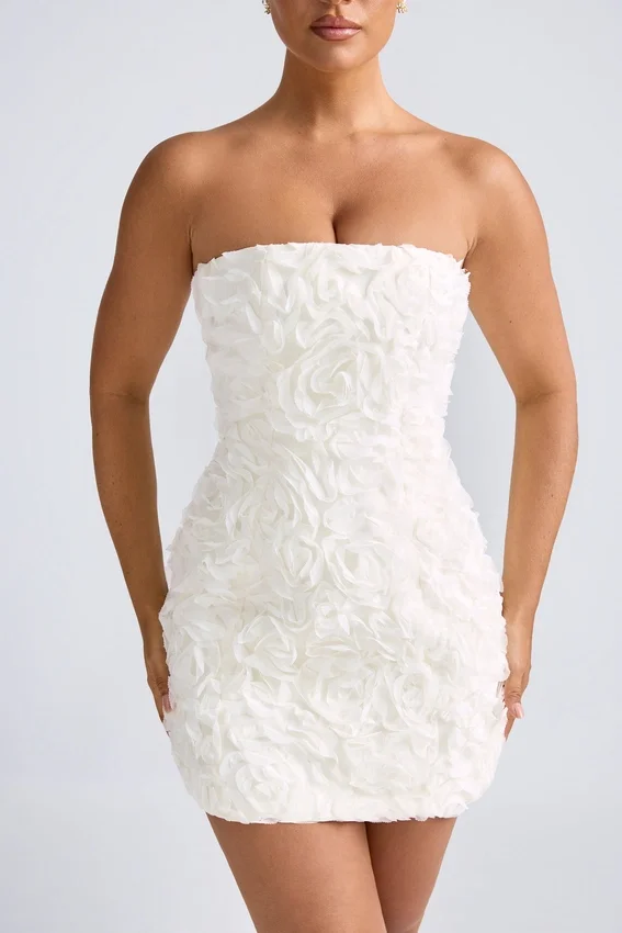 Vestido corto A-line con apliques florales Azaelea en blanco Vestido corto A-line con apliques florales Azaelea en blanco