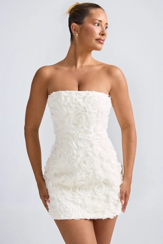 Vestido corto A-line con apliques florales Azaelea en blanco Vestido corto A-line con apliques florales Azaelea en blanco