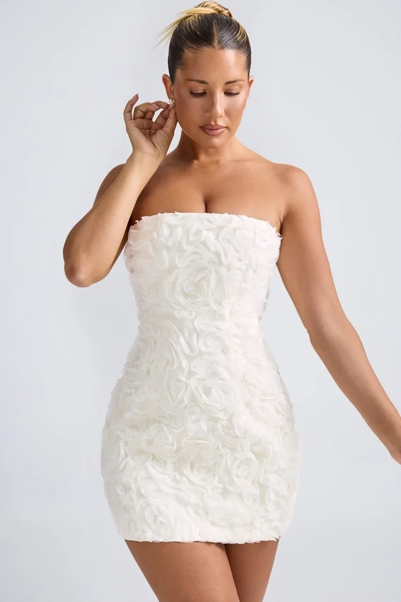 Vestido corto A-line con apliques florales Azaelea en blanco Vestido corto A-line con apliques florales Azaelea en blanco