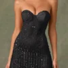 Vestido corto A-line con cuello corazón y adornos Viela en negro Vestido corto A-line con cuello corazón y adornos Viela en negro