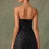 Vestido corto A-line con cuello corazón y adornos Viela en negro Vestido corto A-line con cuello corazón y adornos Viela en negro