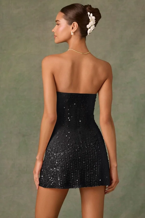 Vestido corto A-line con cuello corazón y adornos Viela en negro Vestido corto A-line con cuello corazón y adornos Viela en negro
