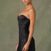 Vestido corto A-line con cuello corazón y adornos Viela en negro Vestido corto A-line con cuello corazón y adornos Viela en negro