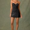 Vestido corto A-line con cuello corazón y adornos Viela en negro Vestido corto A-line con cuello corazón y adornos Viela en negro