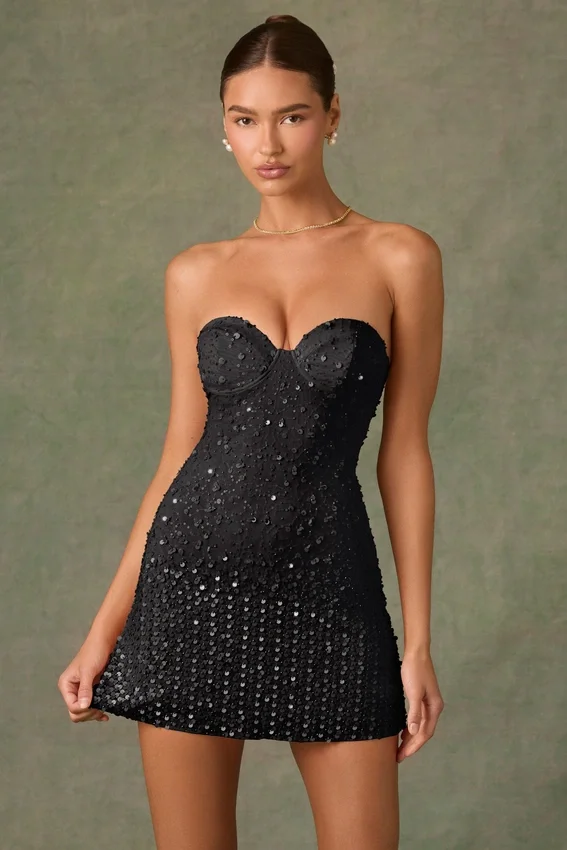 Vestido corto A-line con cuello corazón y adornos Viela en negro Vestido corto A-line con cuello corazón y adornos Viela en negro