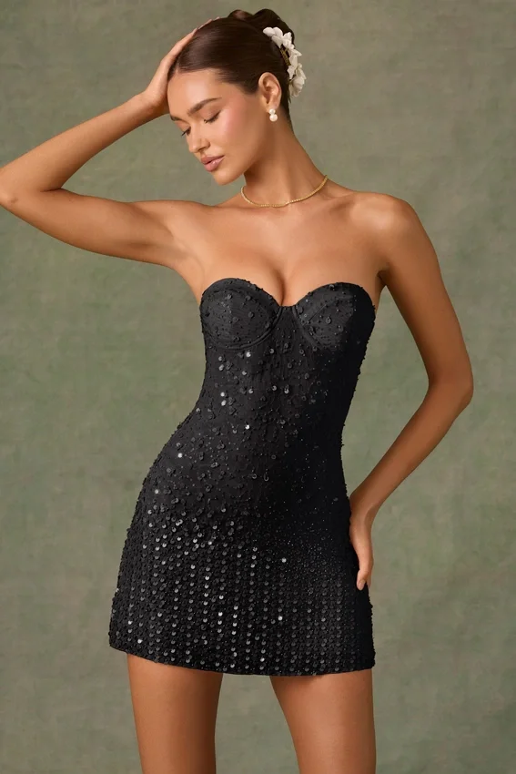 Vestido corto A-line con cuello corazón y adornos Viela en negro Vestido corto A-line con cuello corazón y adornos Viela en negro