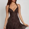 Vestido corto A-line con cuello halter y adornos Costanza en estampado de serpiente Hotfix Vestido corto A-line con cuello halter y adornos Costanza en estampado de serpiente Hotfix