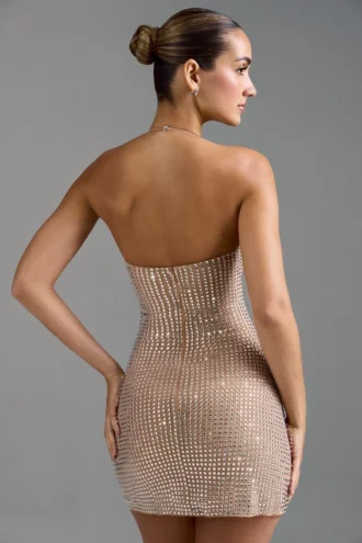 Vestido corto A-line con cuello halter y adornos Lasma en color almendra