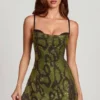 Vestido corto A-line con cuello vuelto y adornos Dianora en estampado de serpiente verde