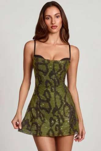 Vestido corto A-line con cuello vuelto y adornos Dianora en estampado de serpiente verde