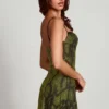 Vestido corto A-line con cuello vuelto y adornos Dianora en estampado de serpiente verde