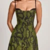 Vestido corto A-line con cuello vuelto y adornos Dianora en estampado de serpiente verde