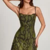 Vestido corto A-line con cuello vuelto y adornos Dianora en estampado de serpiente verde