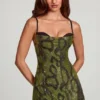 Vestido corto A-line con cuello vuelto y adornos Dianora en estampado de serpiente verde