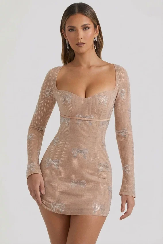 Vestido corto A-line con escote corazón y adornos Odelie en color almendra